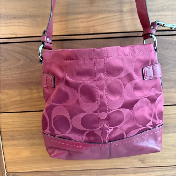 Coach 2011 Burgundy Jacquard with Adjustable
Leather Chain Strap F18862 - Picture 4 of 11